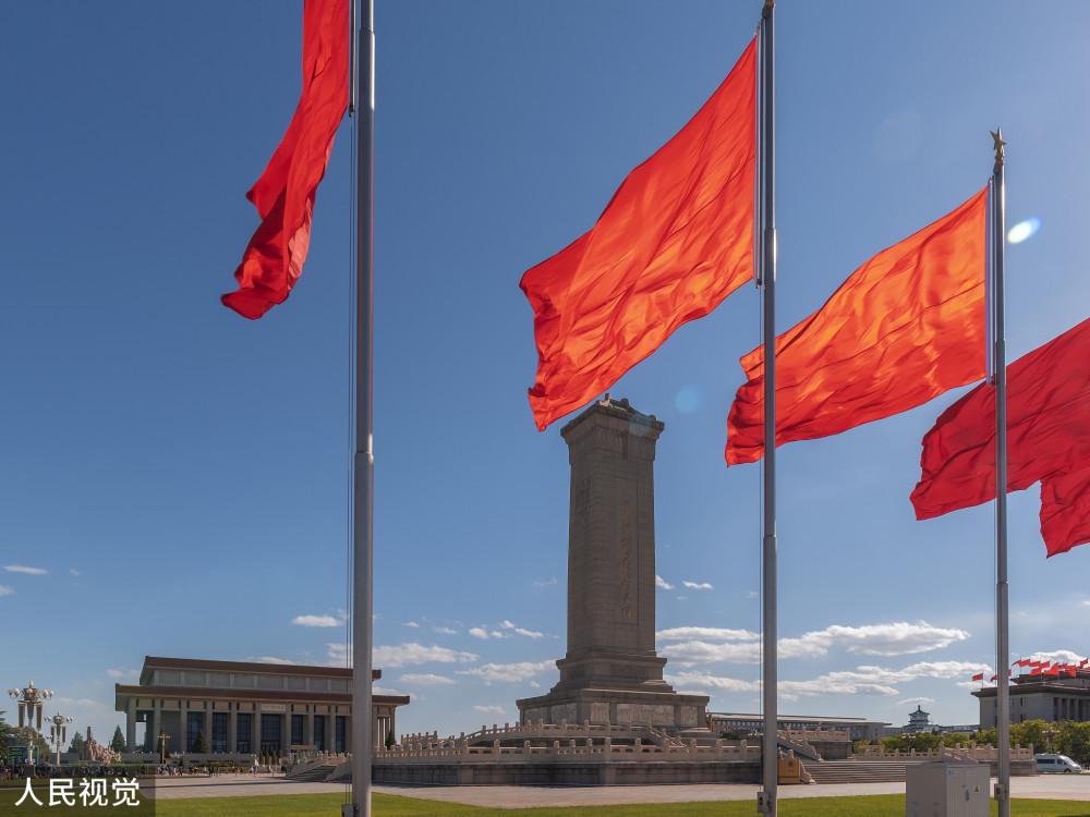 蓝色西装内搭白色蕾丝背心，这样的显气场的穿搭，你会喜欢吗？游戏画面